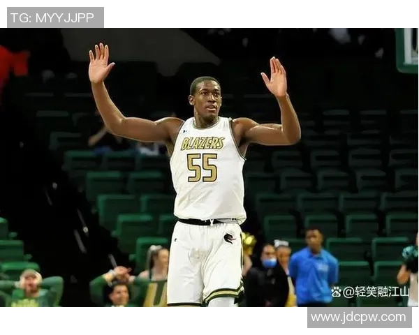 22+12+4帽！湖人稀有超级中锋，隔扣三冠内线，打出10胜1负新诀窍